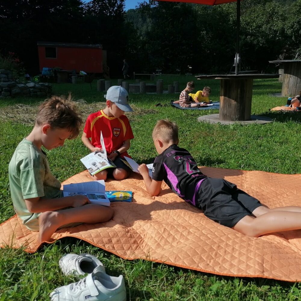 Lesepicknick im Schulgarten